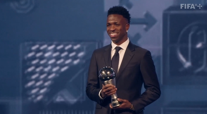 现场领奖！维尼修斯出席FIFA年度典礼，上台领取世界足球先生奖杯